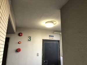 愛知県稲沢市の集合住宅にて共用灯の取替電気工事